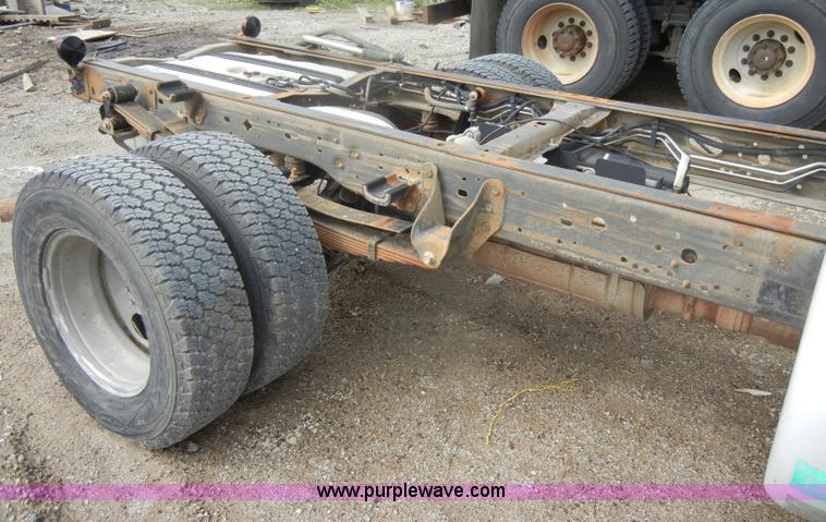 image for item D4058 2005 Ford F350 XL Super Duty truck cab and chassis