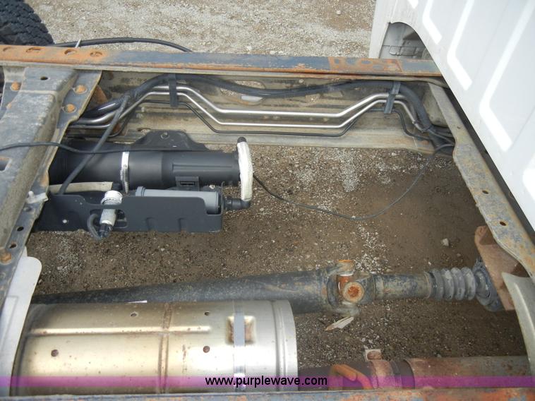 image for item D4058 2005 Ford F350 XL Super Duty truck cab and chassis