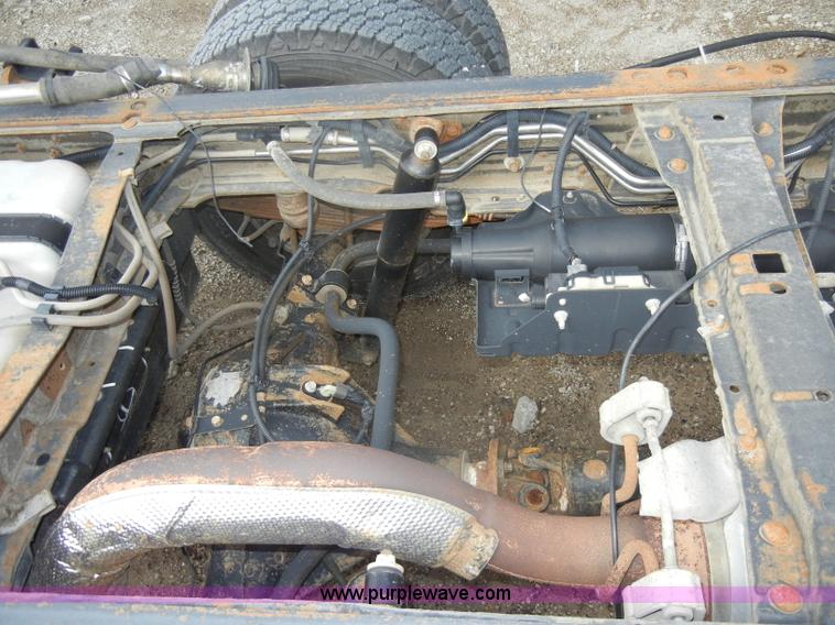 image for item D4058 2005 Ford F350 XL Super Duty truck cab and chassis