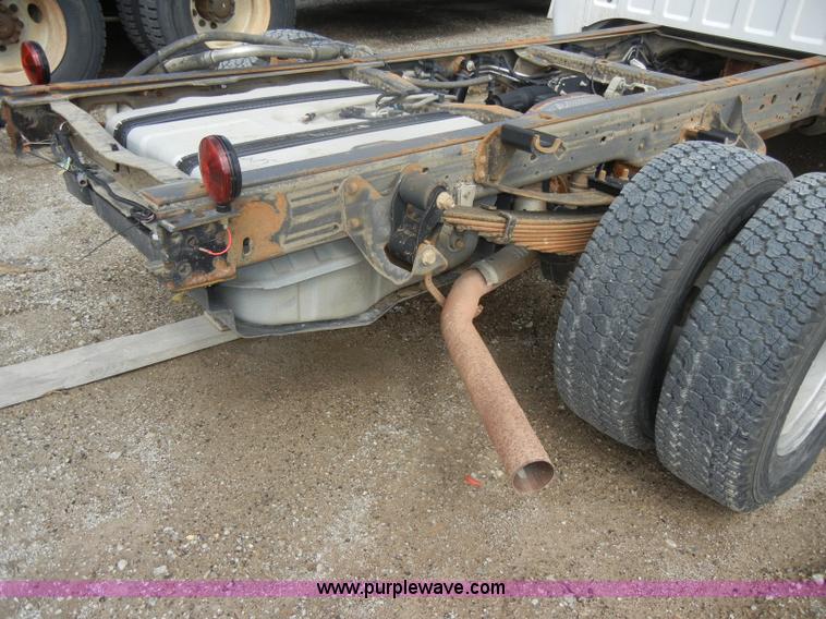 image for item D4058 2005 Ford F350 XL Super Duty truck cab and chassis