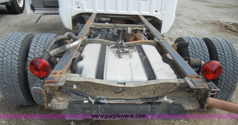 image for item D4058 2005 Ford F350 XL Super Duty truck cab and chassis