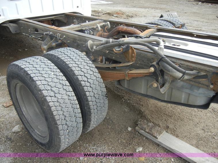 image for item D4058 2005 Ford F350 XL Super Duty truck cab and chassis