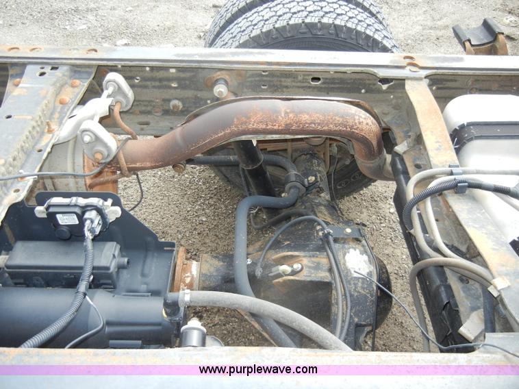 image for item D4058 2005 Ford F350 XL Super Duty truck cab and chassis