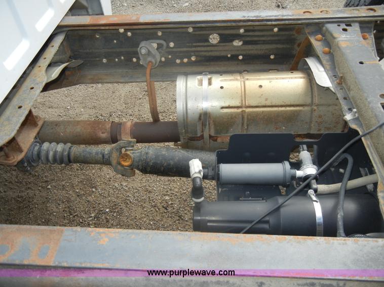 image for item D4058 2005 Ford F350 XL Super Duty truck cab and chassis