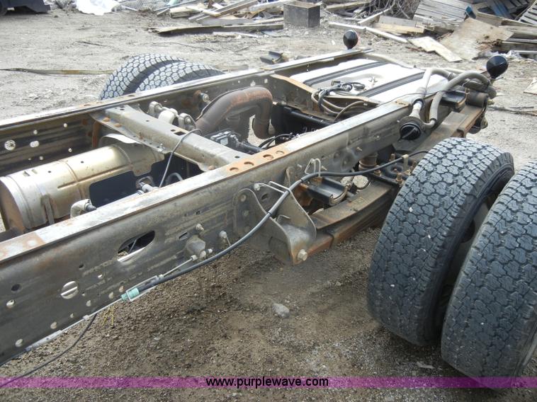 image for item D4058 2005 Ford F350 XL Super Duty truck cab and chassis