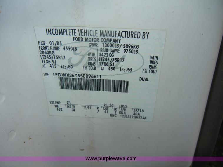 image for item D4058 2005 Ford F350 XL Super Duty truck cab and chassis