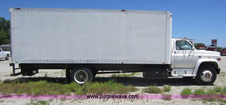 image for item D5516 1986 GMC 7000 box truck