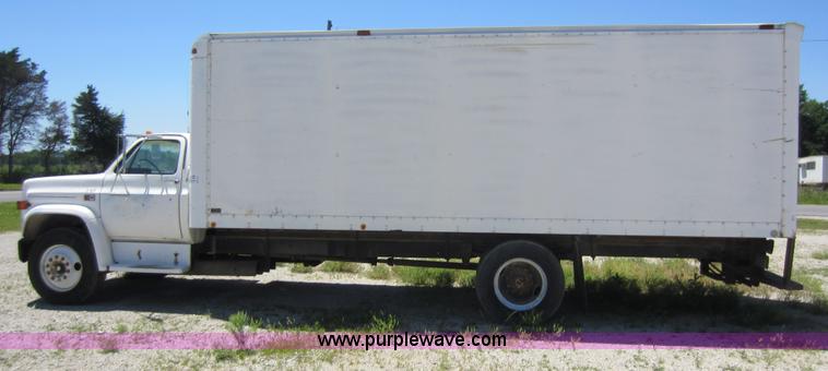 image for item D5516 1986 GMC 7000 box truck