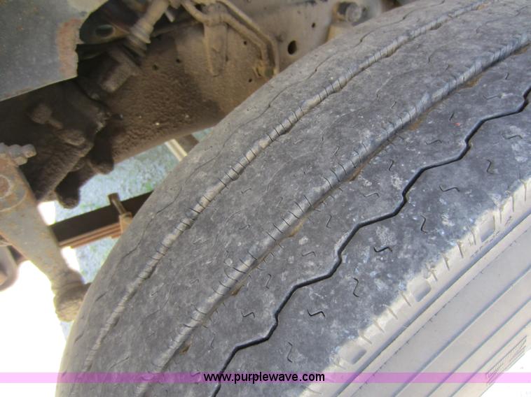 image for item D5516 1986 GMC 7000 box truck