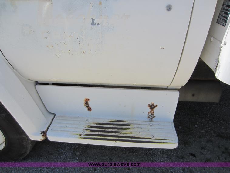 image for item D5516 1986 GMC 7000 box truck