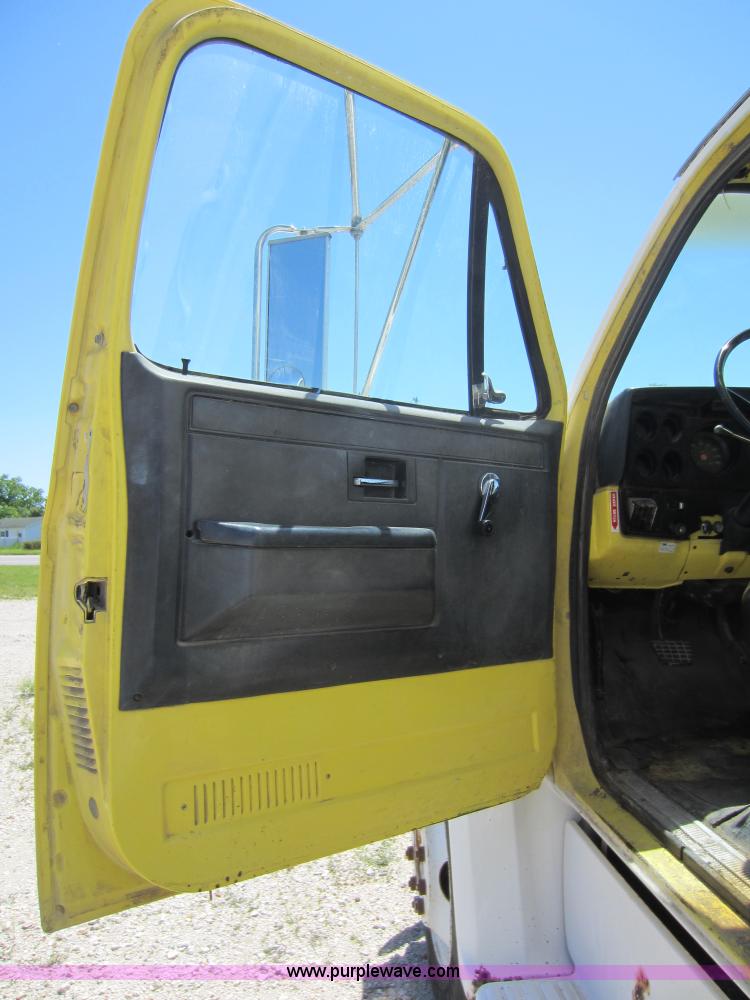 image for item D5516 1986 GMC 7000 box truck