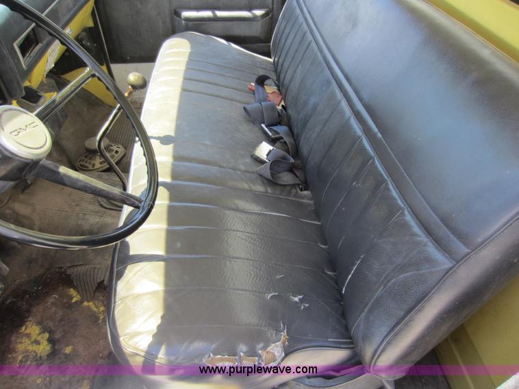 image for item D5516 1986 GMC 7000 box truck