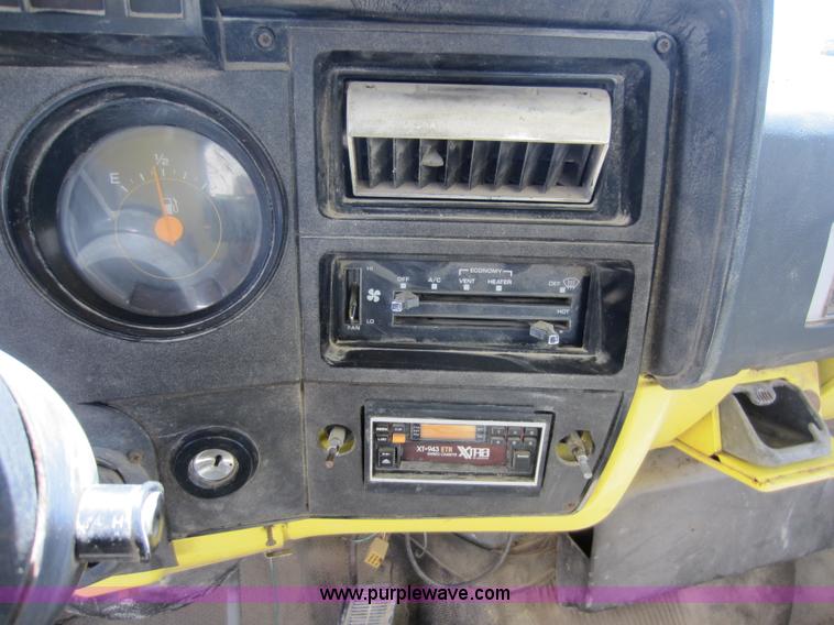 image for item D5516 1986 GMC 7000 box truck