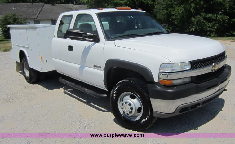 image for item D5528 2002 Chevrolet 3500 utility pickup truck