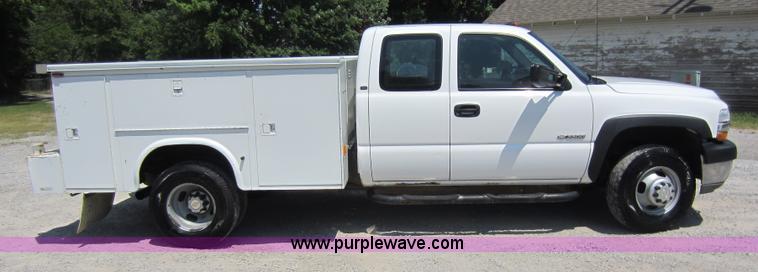 image for item D5528 2002 Chevrolet 3500 utility pickup truck