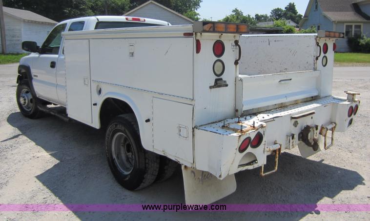 image for item D5528 2002 Chevrolet 3500 utility pickup truck