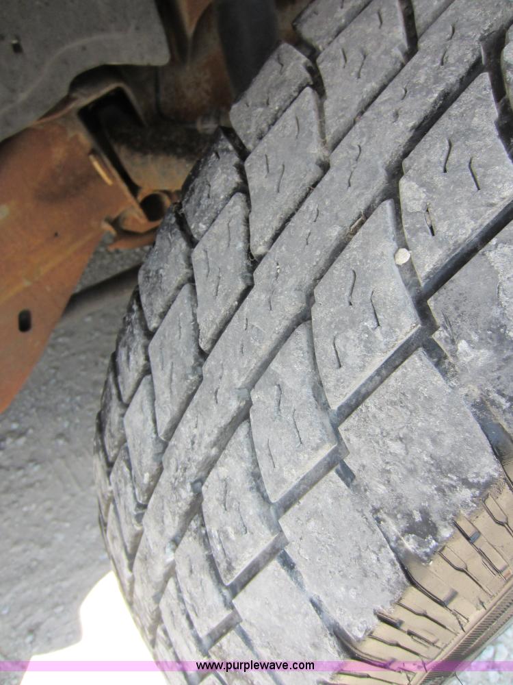 image for item D5528 2002 Chevrolet 3500 utility pickup truck