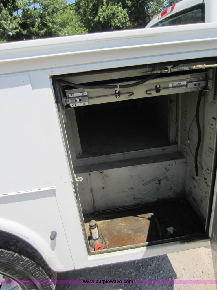 image for item D5528 2002 Chevrolet 3500 utility pickup truck