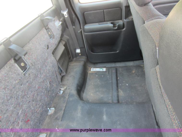 image for item D5528 2002 Chevrolet 3500 utility pickup truck