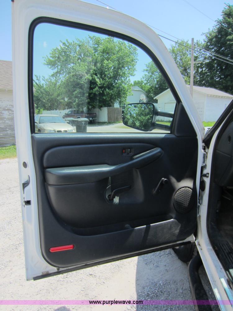 image for item D5528 2002 Chevrolet 3500 utility pickup truck