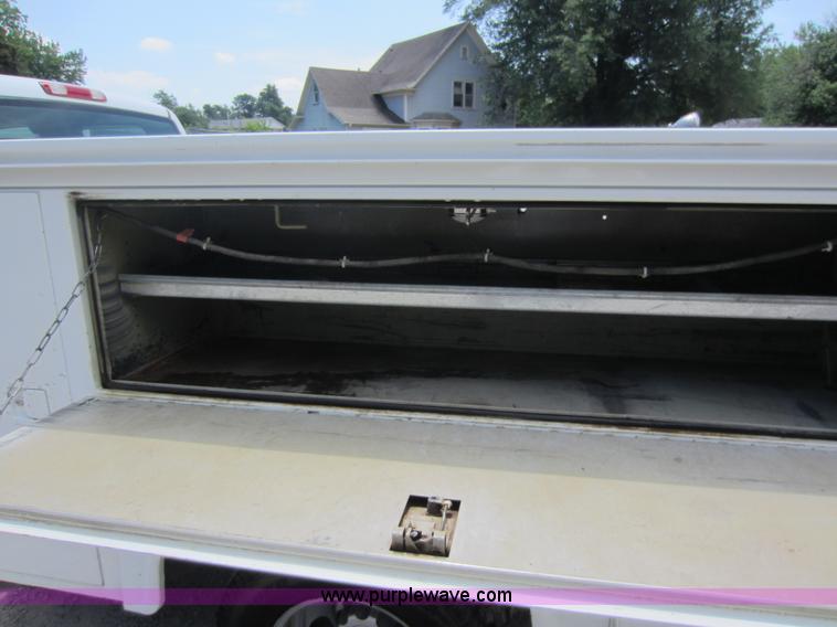 image for item D5530 2002 Chevrolet 3500 utility pickup truck