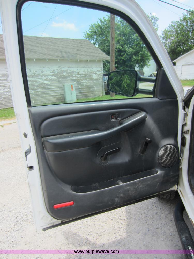 image for item D5530 2002 Chevrolet 3500 utility pickup truck