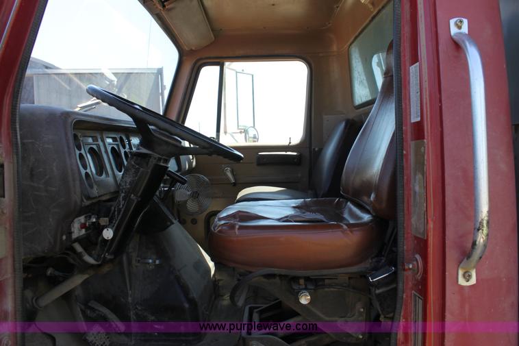 image for item D7806 1988 International F1954 dump truck