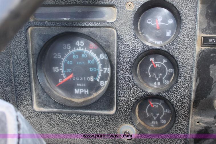 image for item D7806 1988 International F1954 dump truck