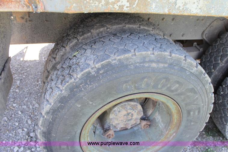 image for item D7806 1988 International F1954 dump truck