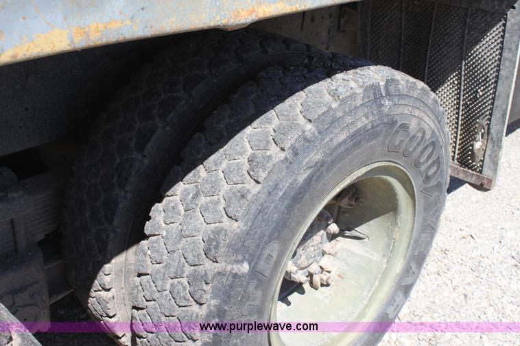 image for item D7806 1988 International F1954 dump truck