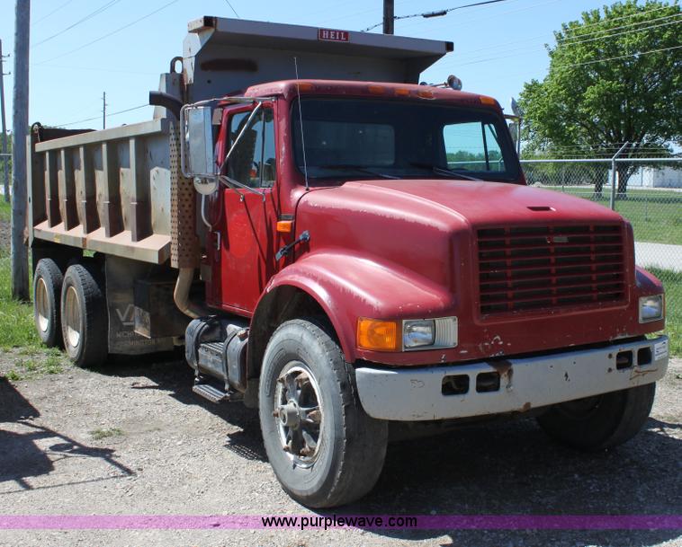 image for item D7807 1990 International 4900 dump truck