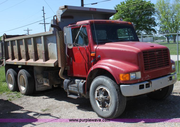 image for item D7807 1990 International 4900 dump truck