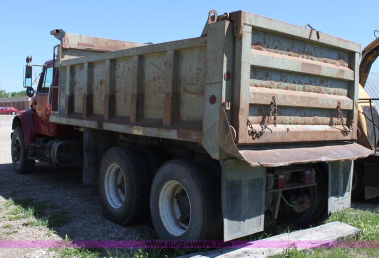 image for item D7807 1990 International 4900 dump truck