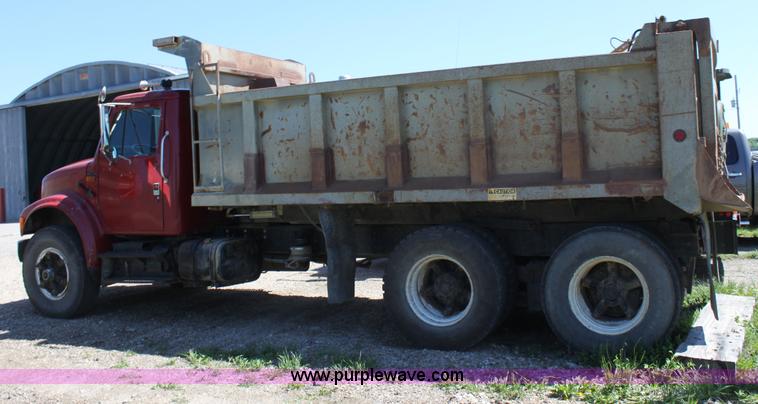 image for item D7807 1990 International 4900 dump truck