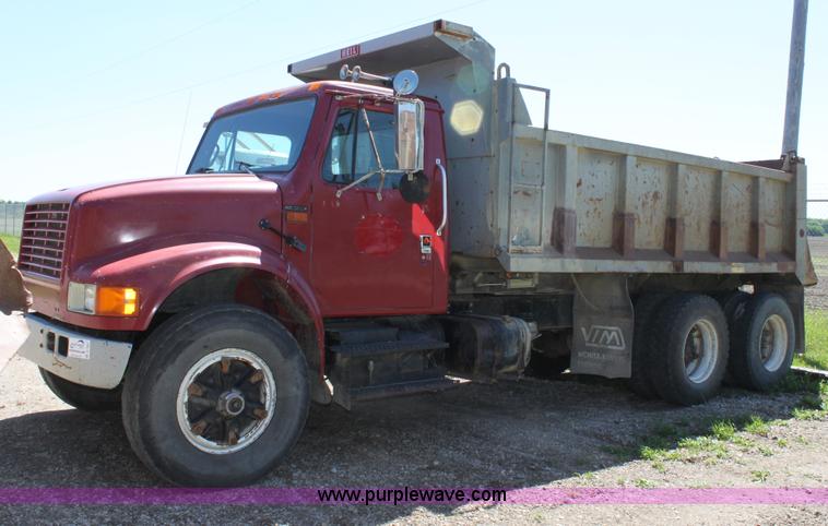 image for item D7807 1990 International 4900 dump truck