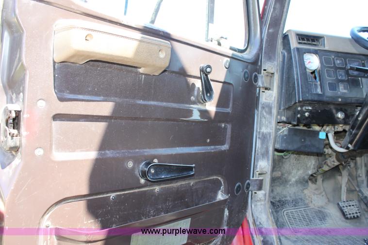 image for item D7807 1990 International 4900 dump truck