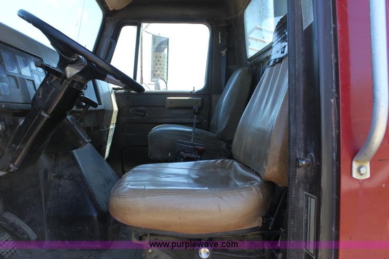 image for item D7807 1990 International 4900 dump truck