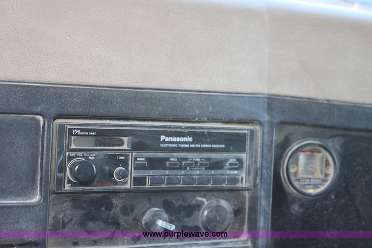 image for item D7807 1990 International 4900 dump truck