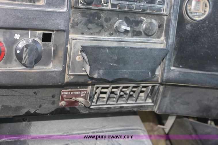 image for item D7807 1990 International 4900 dump truck