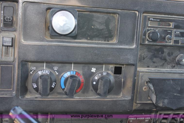 image for item D7807 1990 International 4900 dump truck