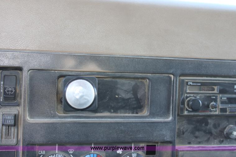 image for item D7807 1990 International 4900 dump truck