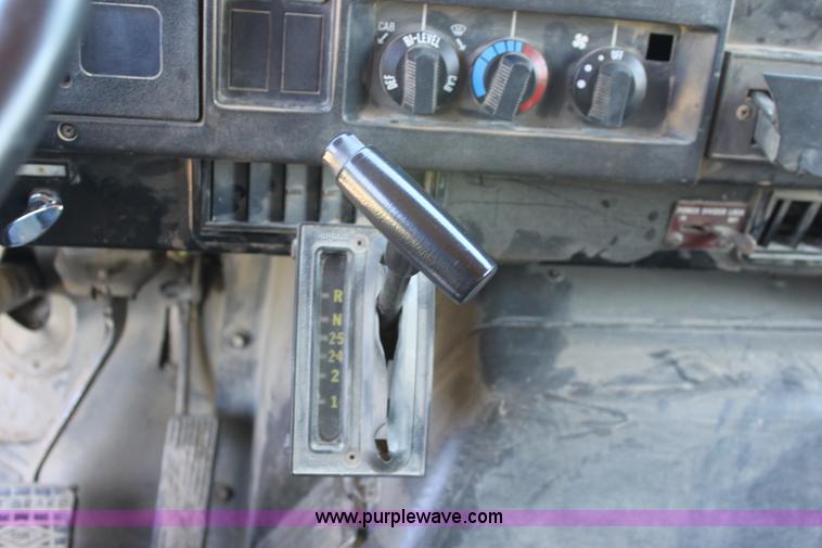 image for item D7807 1990 International 4900 dump truck