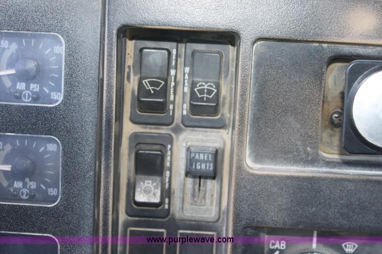 image for item D7807 1990 International 4900 dump truck