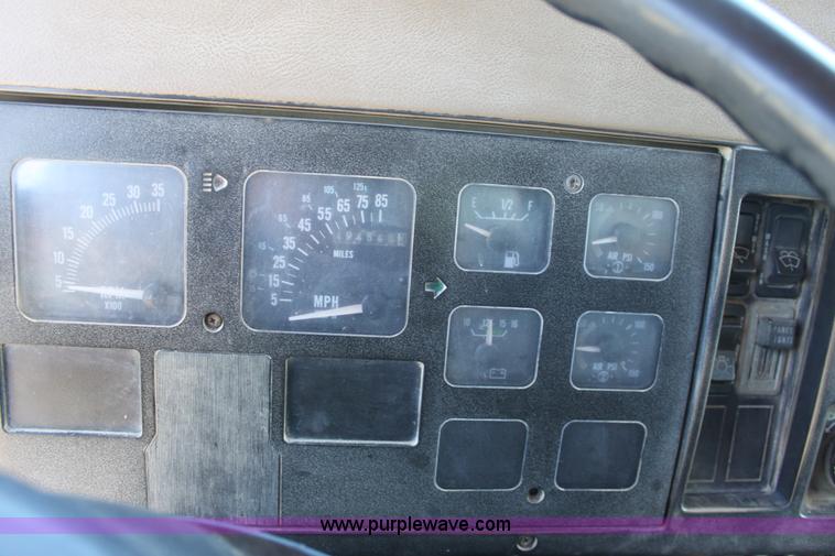 image for item D7807 1990 International 4900 dump truck