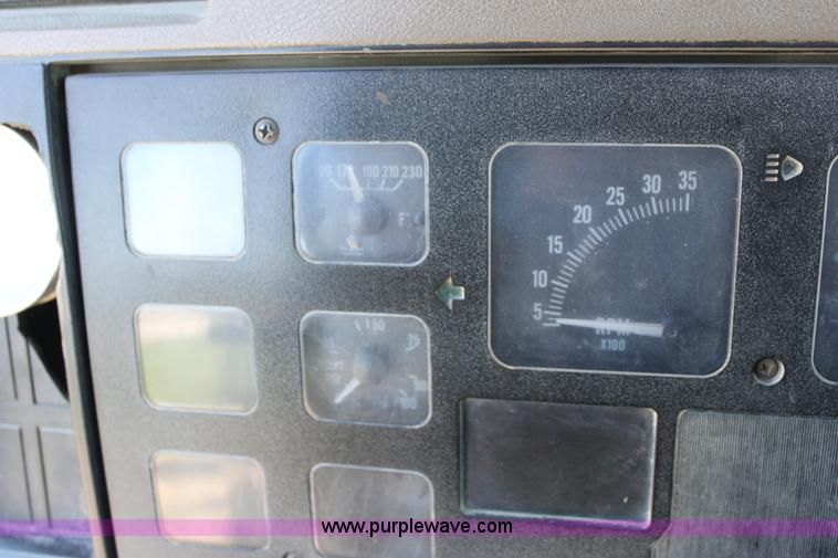 image for item D7807 1990 International 4900 dump truck