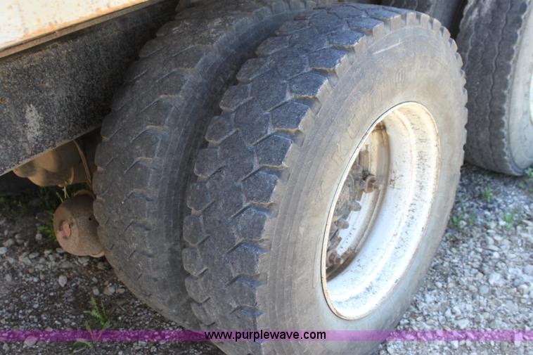 image for item D7807 1990 International 4900 dump truck