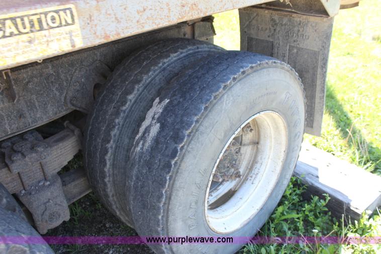 image for item D7807 1990 International 4900 dump truck