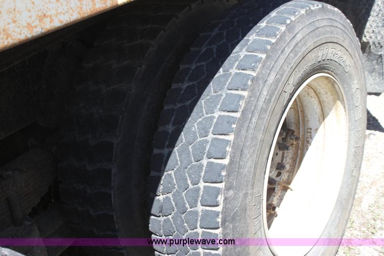 image for item D7807 1990 International 4900 dump truck