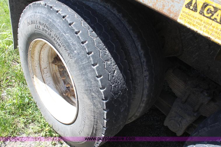 image for item D7807 1990 International 4900 dump truck