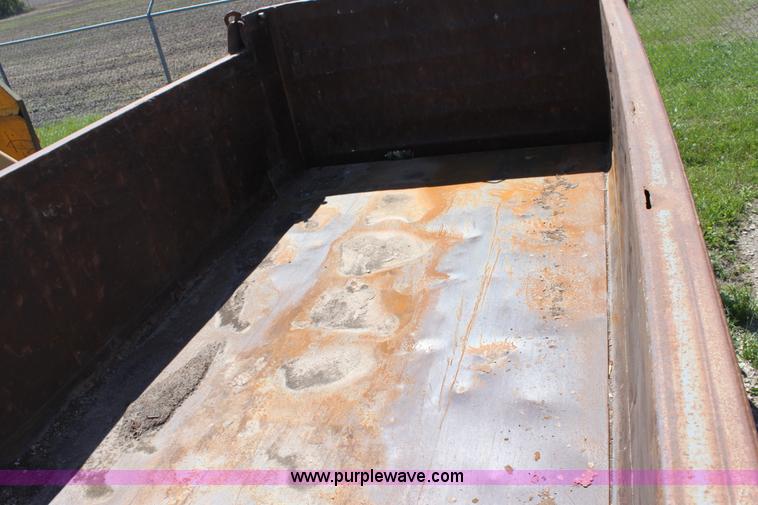 image for item D7807 1990 International 4900 dump truck